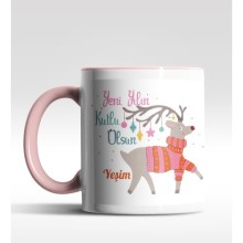 Kişiye Özel Yeni Yılın Kutlu Olsun Geyik Tasarımlı Pembe Kupa