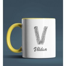 Kişiye Özel V Harfi Temalı Kara Kalem Tasarım Sarı Renk Kupa